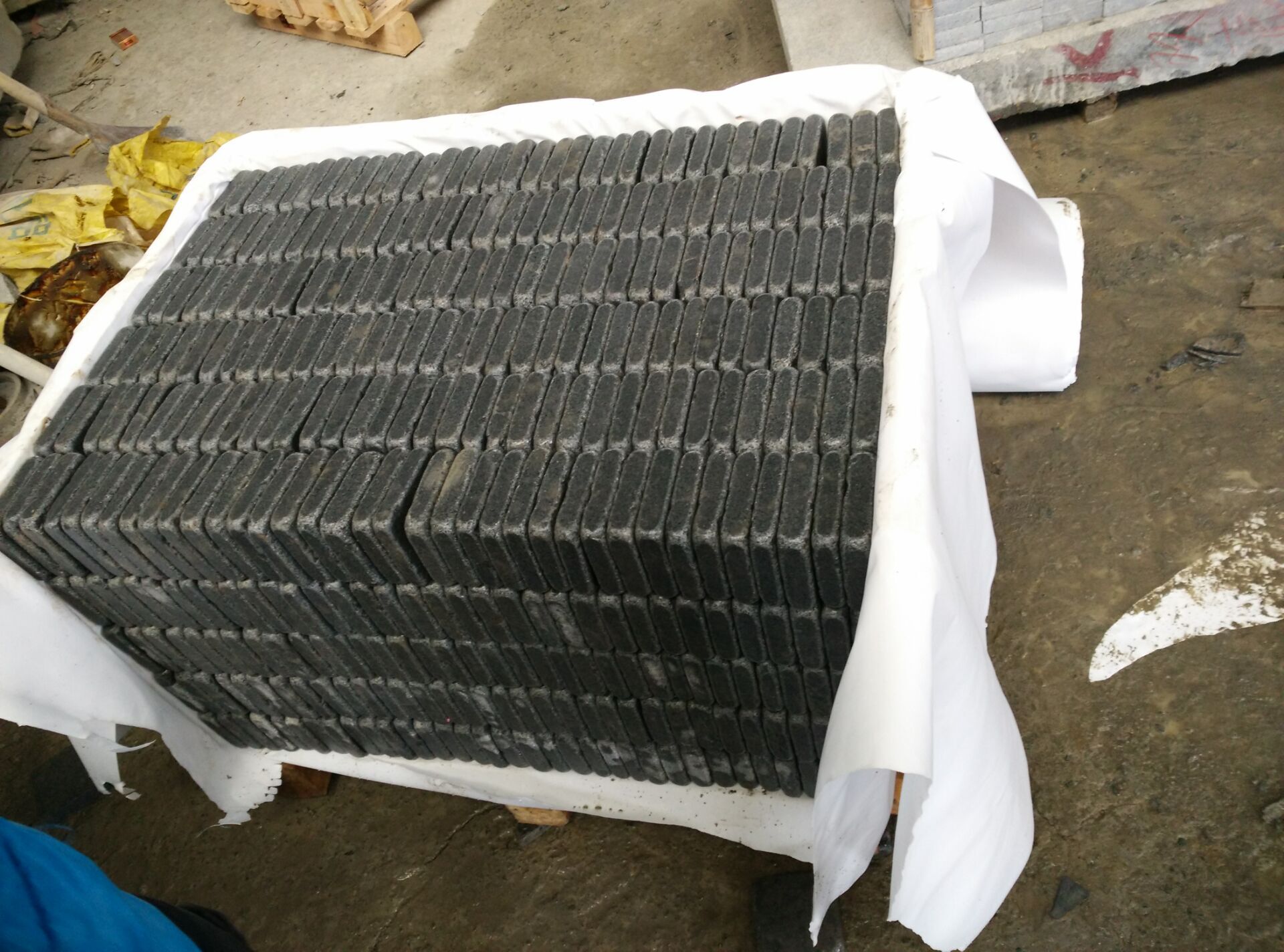 G654 Split Cladding Granite G654 Dark Grey Natural Split + Tumbled Cubes Stone/Cobble Stone ...